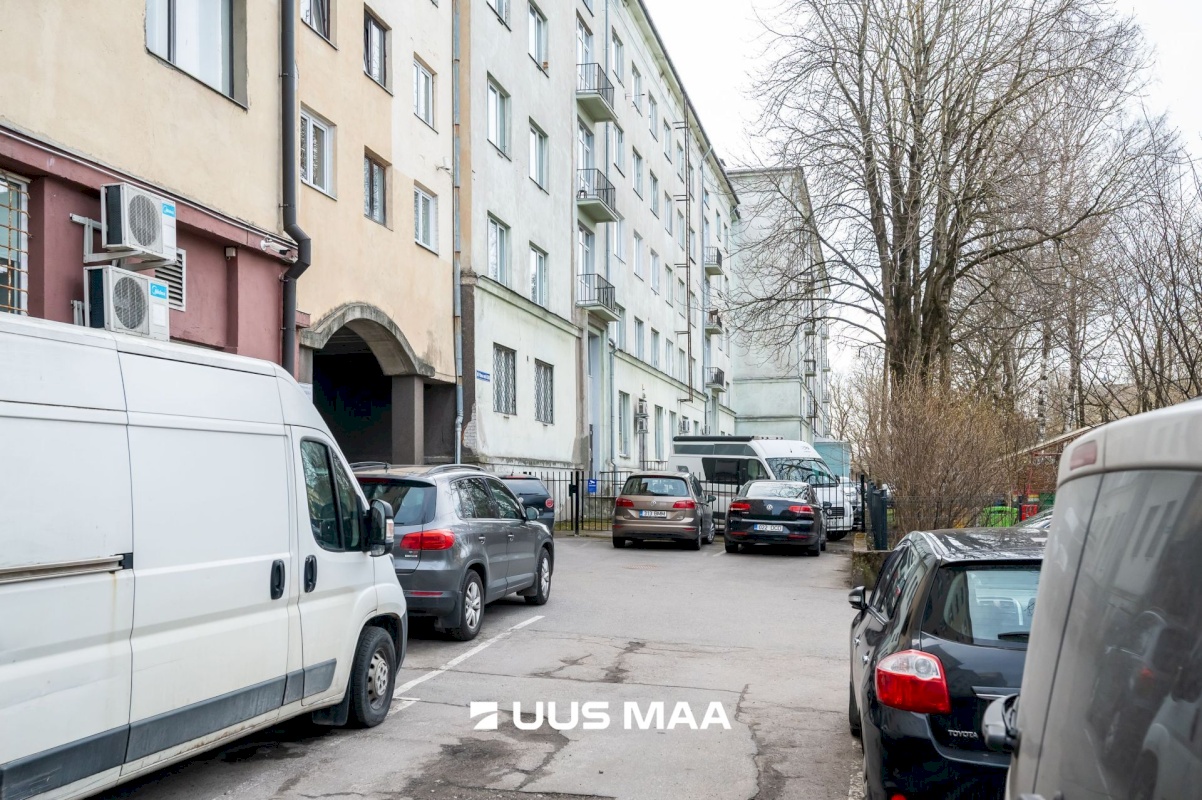 Tallinn, Kesklinna linnaosa, Uus Maailm, Pärnu mnt 82