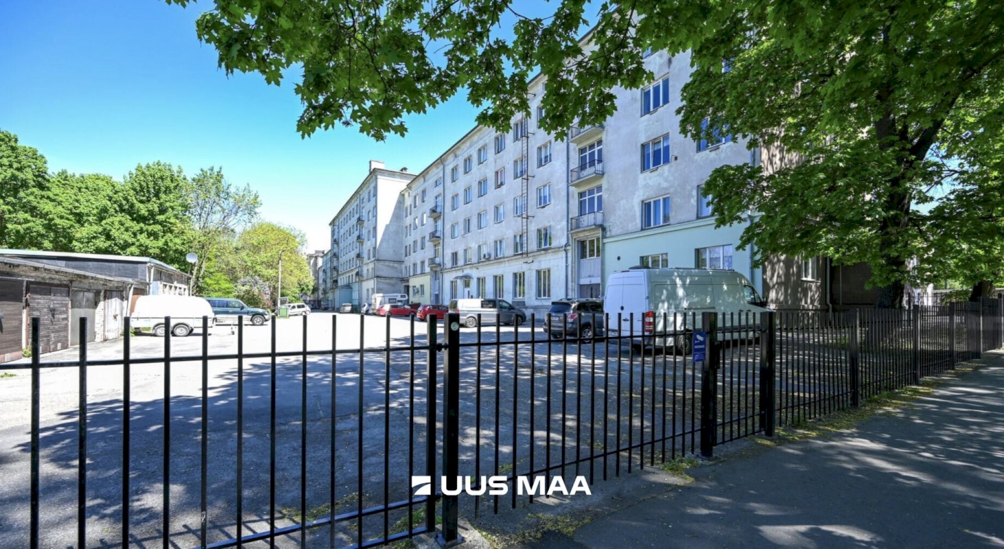 Tallinn, Kesklinna linnaosa, Uus Maailm, Pärnu mnt 82