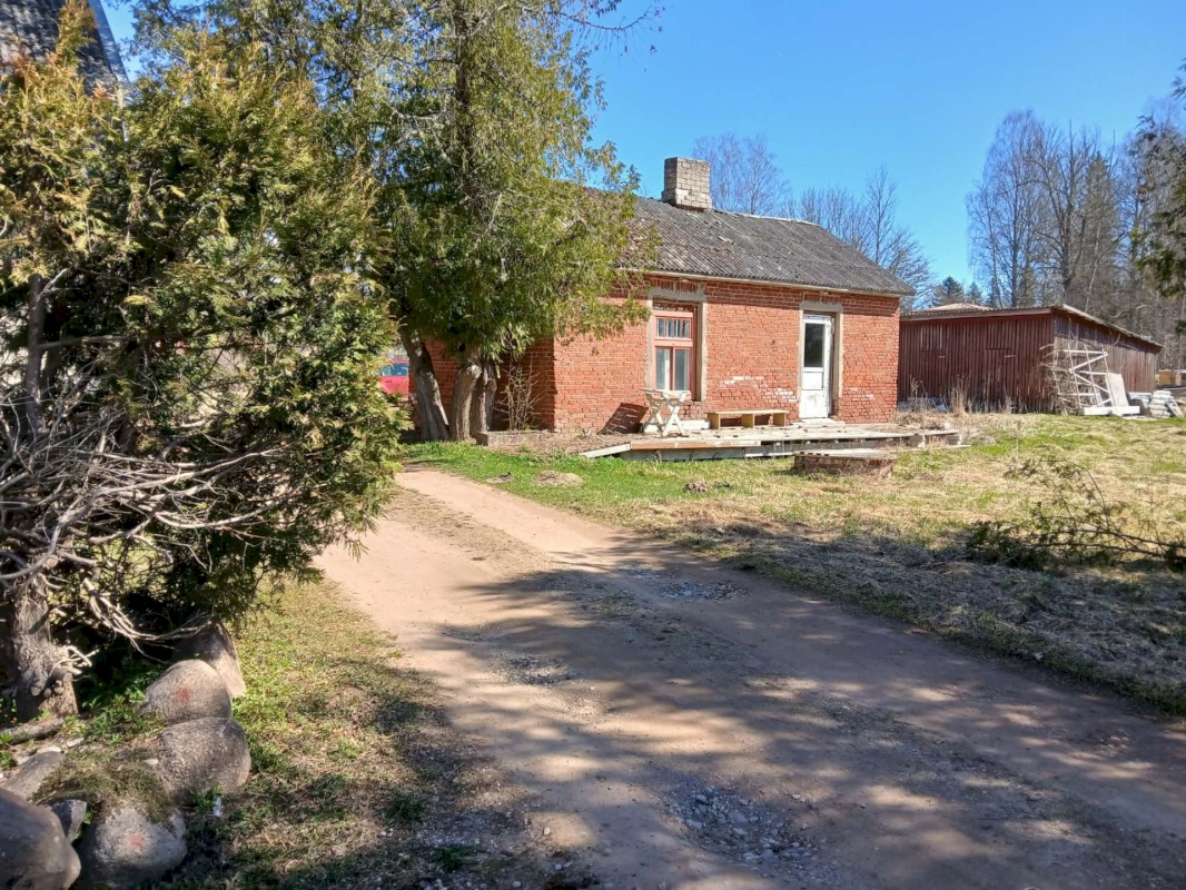 Saarde vald, Allikukivi küla, Valga mnt 10