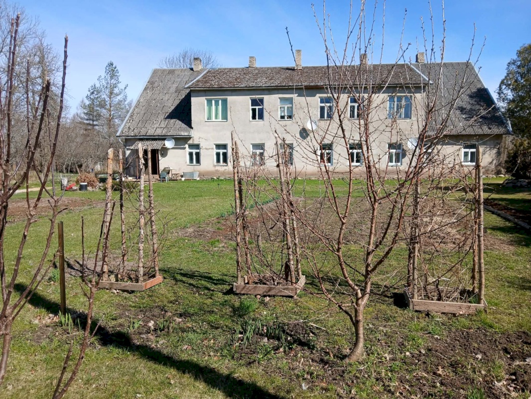 Saarde vald, Allikukivi küla, Valga mnt 10