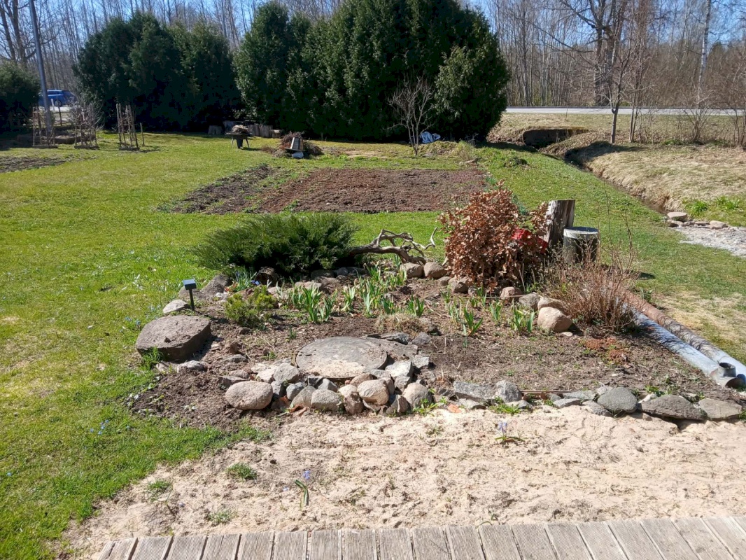 Saarde vald, Allikukivi küla, Valga mnt 10