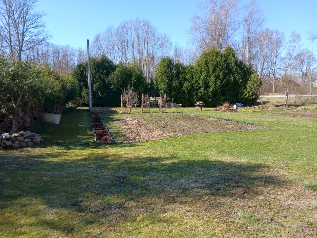 Saarde vald, Allikukivi küla, Valga mnt 10