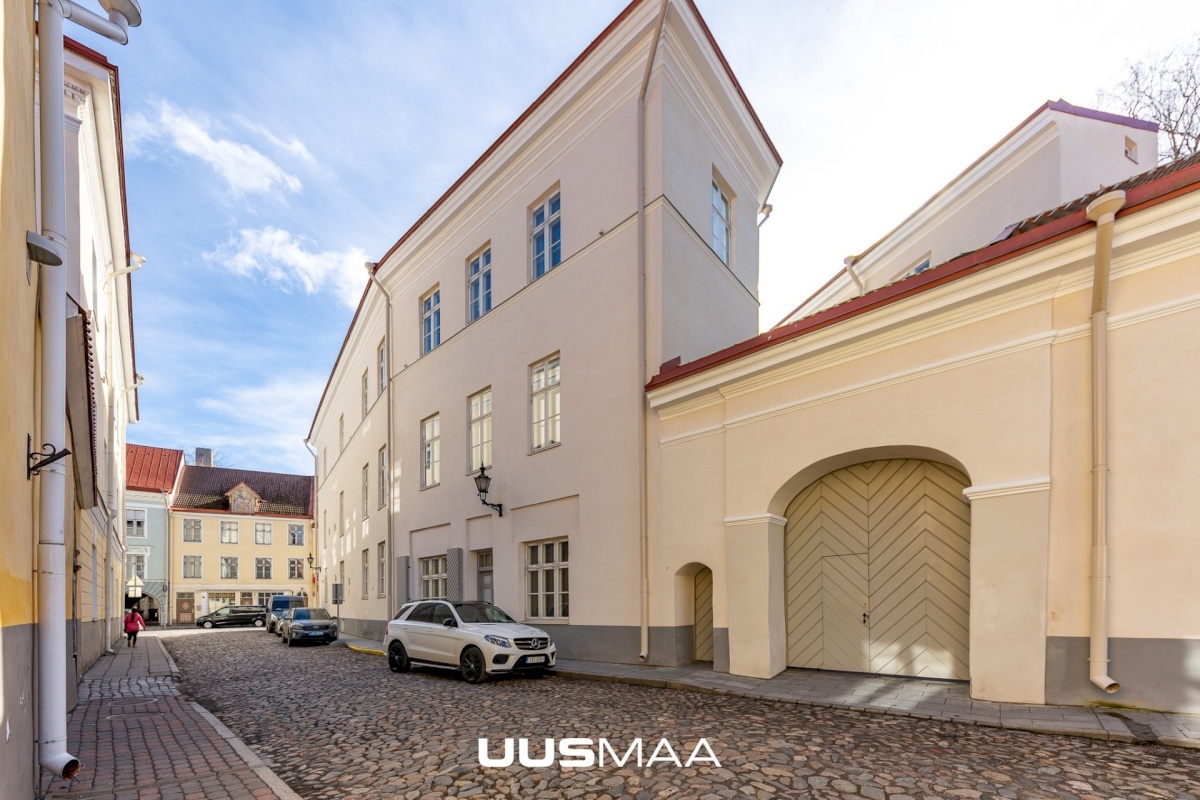 Tallinn, Kesklinna linnaosa, Vanalinn, Suur-Kloostri tn 1