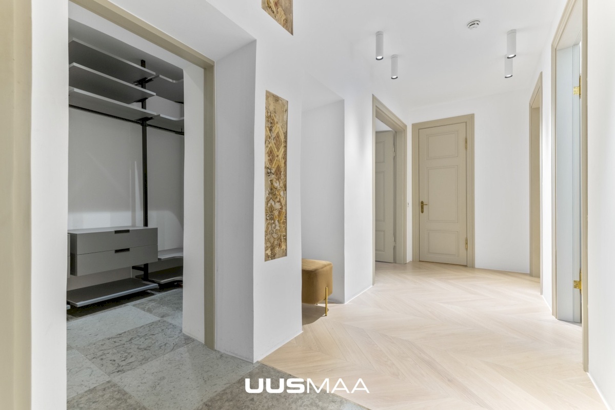 Tallinn, Kesklinna linnaosa, Vanalinn, Suur-Kloostri tn 1