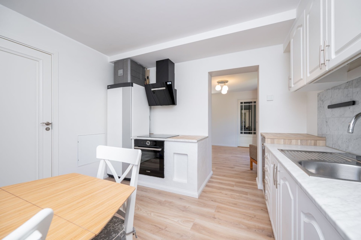 Tallinn, Nõmme linnaosa, Hallikivi//Laane 8//12