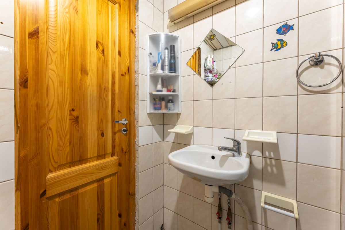 Vinni vald, Pajusti alevik, Linnu 2/1