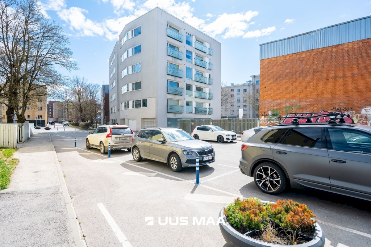 Tallinn, Kesklinna linnaosa, Kadriorg, Kollane 4