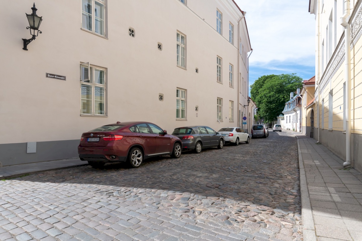 Tallinn, Kesklinna linnaosa, Suur-Kloostri 1