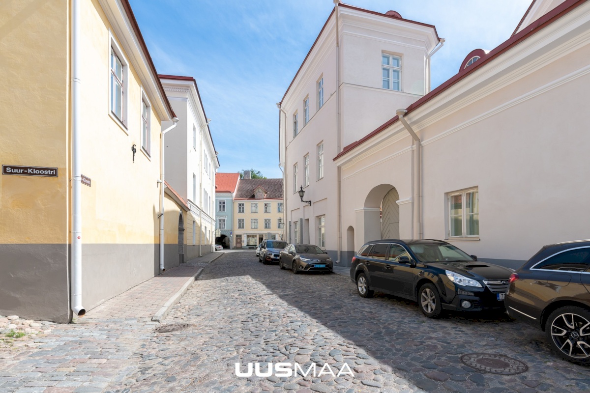 Tallinn, Kesklinna linnaosa, Suur-Kloostri tn 1